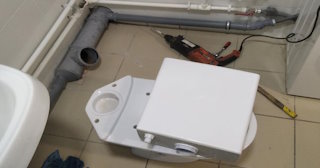 Установка напольного унитаза в Санкт-Петербурге: монтаж под ключ от СантехДомСнк от 5266 рублей.