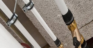 Замена труб водоснабжения в квартире: цена от 2107 руб. - СантехДомСнк